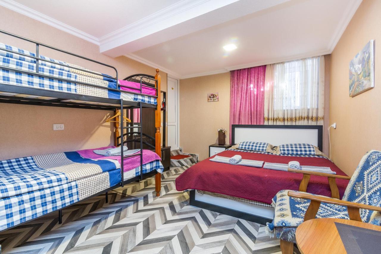 Guest house poligloti Telavi Extérieur photo